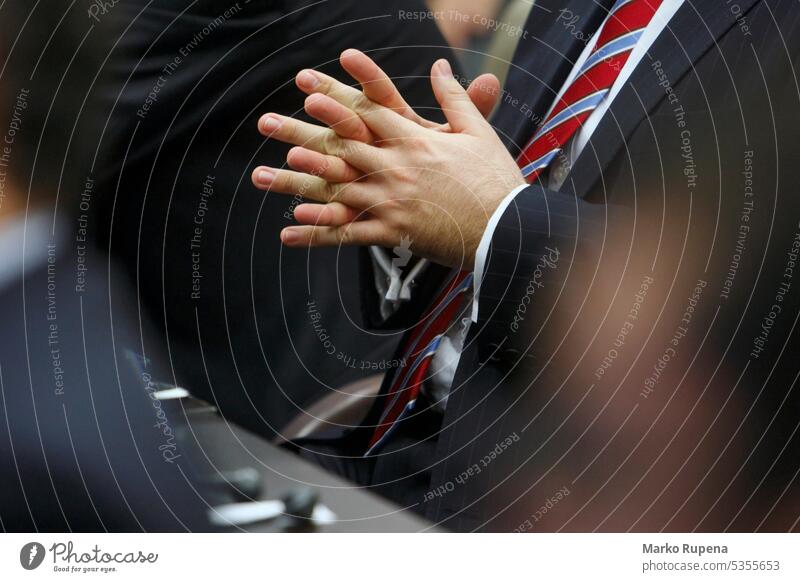 Geschäftsmann während einer Besprechung Business Sitzung Eleganz Finger formal Hände männlich Mann Anzug Warten beschäftigt Manager umklammert Vorfreude Erfolg