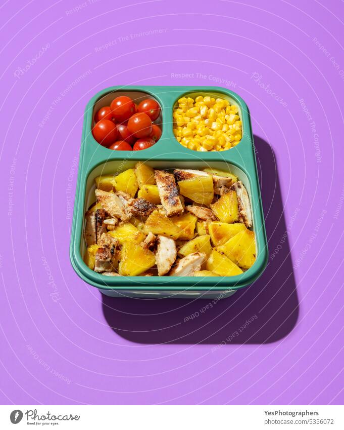 Lunchbox mit Sommersalat auf einem lila Hintergrund. Prep Mahlzeit Lunch-Box. oben Kasten hell Kirsche Hähnchen Farbe Container Textfreiraum Mais Küche lecker