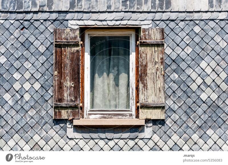 Fenster Strukturen & Formen alt Muster Holz Verfall Abnutzung Vergänglichkeit verwittert Fassade Wohnen Hauswand Nahaufnahme Schindeln grau Fensterladen