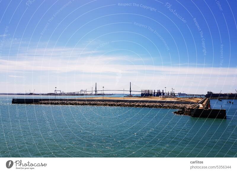 Hafeneinfahrt Cádiz | Puente de la Constitución de 1812 Spanien Brücke Schrägseilbrücke Wasser blau Ferien & Urlaub & Reisen Meer Sommer