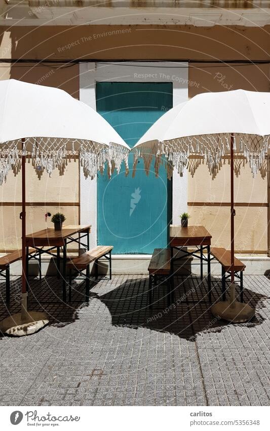 Platz an der Sonne | Altstadt von Cádiz Spanien Cadiz Tische Sonnenschirme Café Gastronomie Restaurant leer geschlossen Sitzgelegenheit Straßencafé Stühle