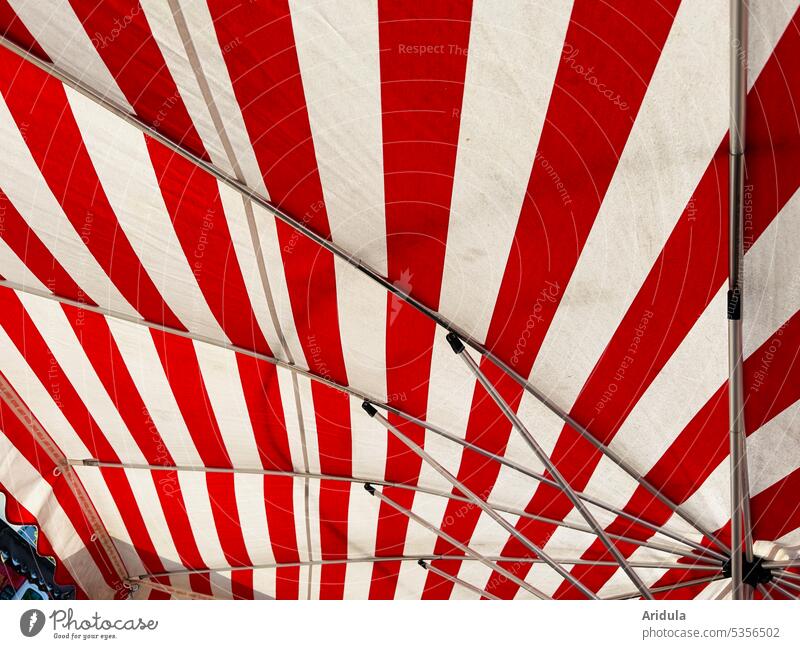 Rot-weiß gestreifter Marktstandschirm Schirm rot-weiß Sonnenschirm Sonnenschutz aufgespannt Sommer verkaufen Sonnenlicht Schönes Wetter Schutz Schatten Gestänge