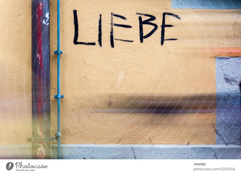 Liebe im Vorbeigehen Schriftzeichen Graffiti Wand Bewegungsunschärfe Eile Menschlichkeit loyal Mauer Stadt Fassade