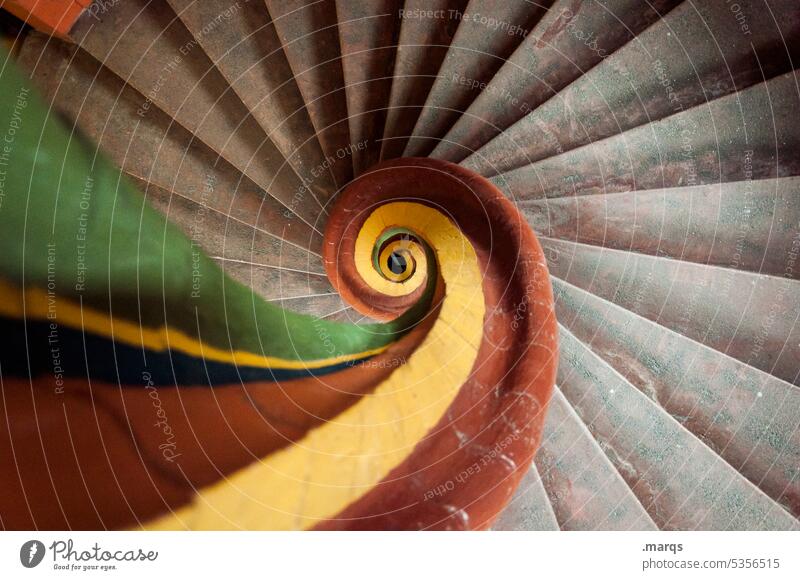 Schneckenhaustreppenhaus Treppe rund Wendeltreppe Menschenleer Farbe Innenarchitektur alt Perspektive grau Spirale Unendlichkeit ästhetisch Treppenhaus