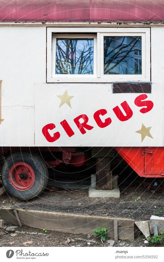 Circus Zirkuswagen Anhänger Reifen Fahrzeug Kultur Veranstaltung Zirkusnummer Entertainment Unterhaltung Unterhaltungsunternehmen circus Fenster Schriftzeichen