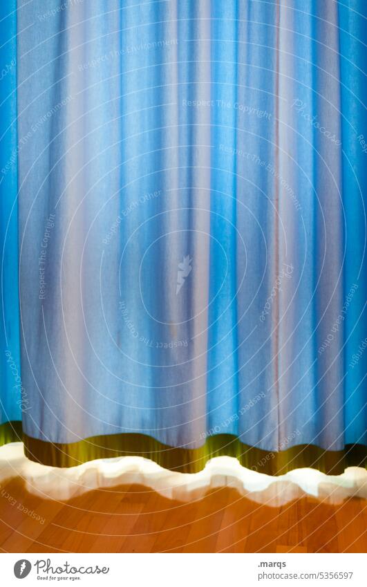 Blauer Vorhang Strukturen & Formen verhüllen verdecken Sichtschutz Faltenwurf hängen blau Gardine Neugier Überraschung Textilien Häusliches Leben