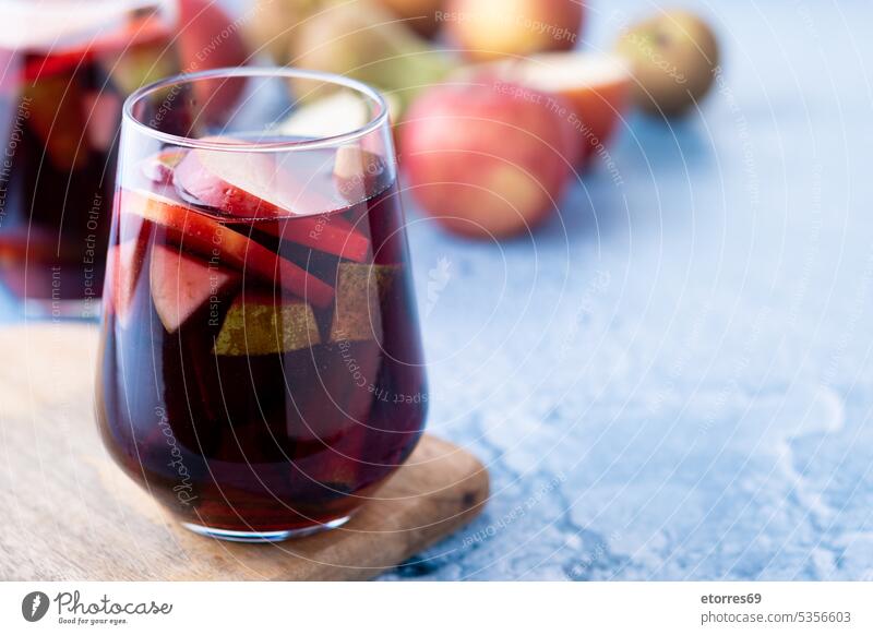 Herbst-Sangria mit Birne und Apfel auf blauem Hintergrund Alkohol Getränk Apfelwein Zimt Cocktail kalt lecker trinken frisch Frucht Glas selbstgemacht