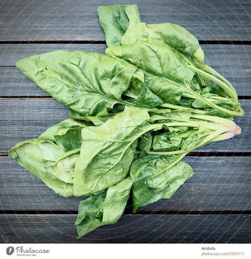 Gemüse | Spinat liegt auf einem Tisch Lebensmittel frisch Gesundheit Vegetarische Ernährung grün natürlich Vitamin Natur Ernte Bioprodukte Gesunde Ernährung