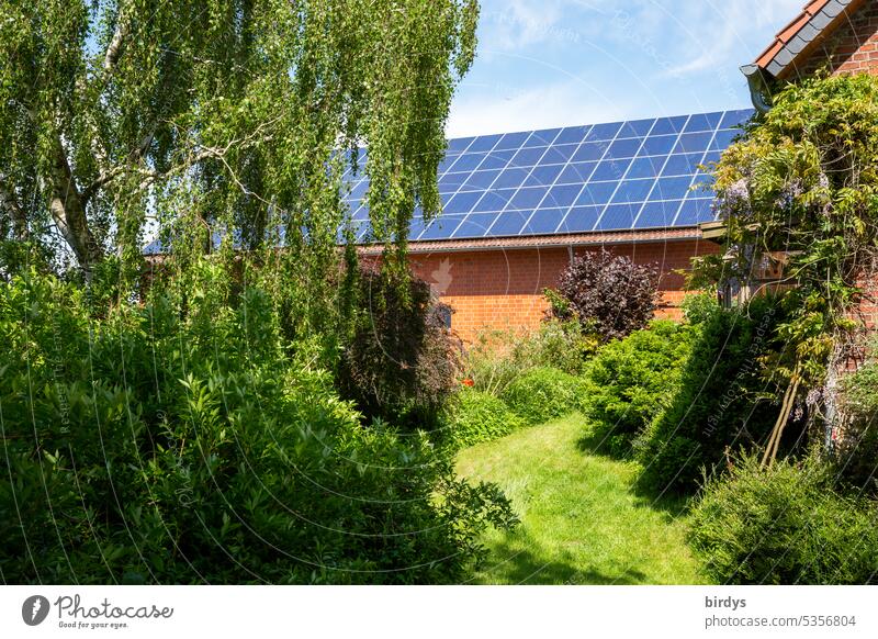 Photovoltaikanlage auf dem Dach eines bäuerlichen Anwesens Erneuerbare Energie Klimaschutz regenerative energie Energiegewinnung Bäume Garten Pflanzen