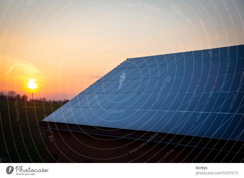Photovoltaikanlage bei Sonnenuntergang in der Dämmerung Erneuerbare Energie Klimaschutz Gegenlicht Solarenergie Klimawandel Energiewirtschaft Dach Energiewende