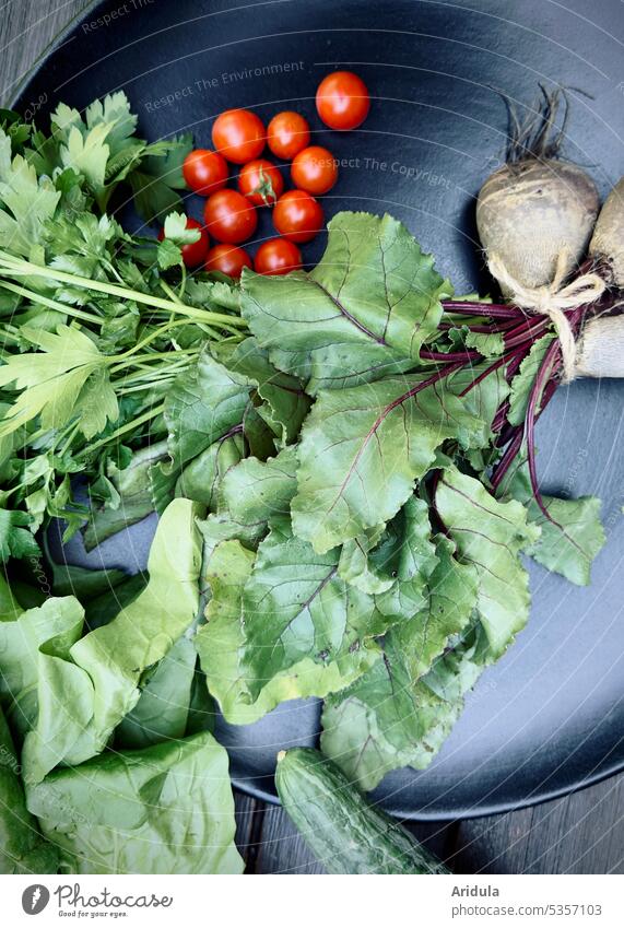 Gemüse | Bund Rote Beete, Petersilie, Cocktailtomaten, Spinat und Gurke liegen auf einem Tisch Tomaten Coktailtomaten Lebensmittel frisch Gesundheit