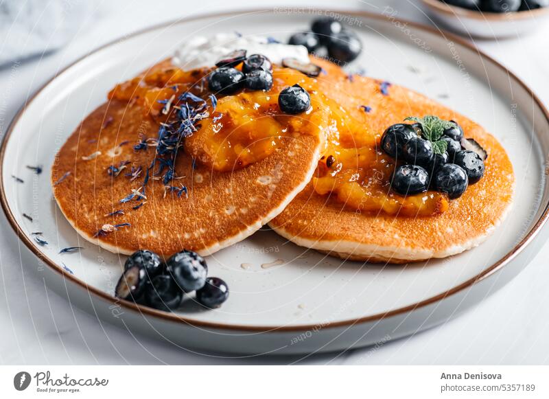 Hausgemachte amerikanische Pfannkuchen Amerikaner Ahorn Frühstück Stapel Teller Liebling Haufen Lebensmittel Mahlzeit frisch Marmelade Blaubeeren süß Dessert