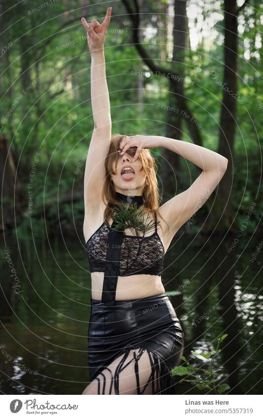 Es ist Zeit für eine Party im Sumpf. Ein wunderschönes brünettes Mädchen in einem durchsichtigen Bralette ist bereit, dies zu tun. Ihre sexy Kurven, ihr heißes Temperament und ihre wilde Umgebung sind in diesem Bild zu sehen.