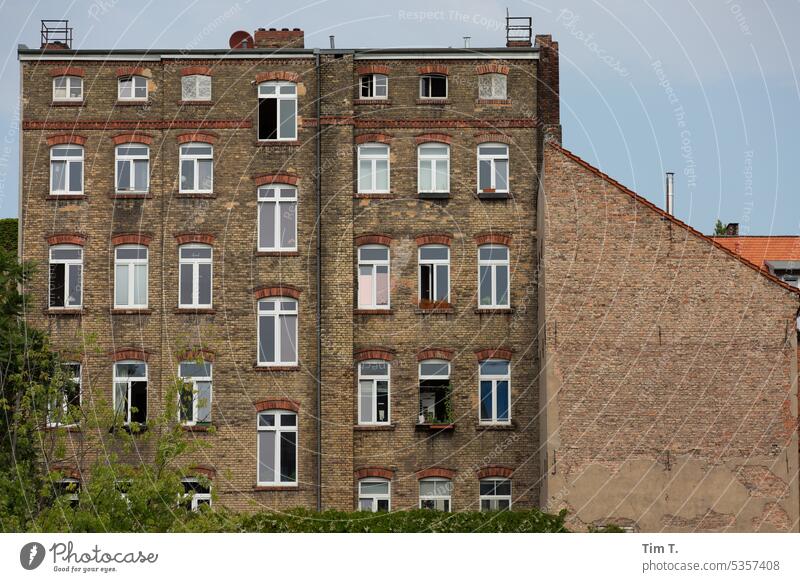 ein Unsarniertes Altbauhaus mit Seitenflügel Berlin Fenster Haus Stadt Fassade Hauptstadt Architektur Stadtzentrum Menschenleer Altstadt Gebäude Tag Bauwerk