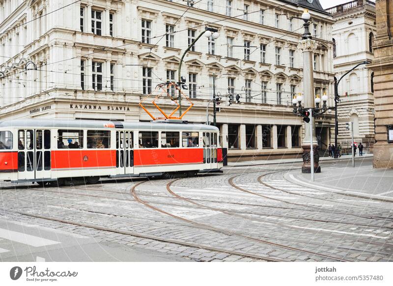 eine rote Straßenbahn fährt durch Prag Stadt Tschechien Hauptstadt Europa urban Mobilität öffentliche Verkehrsmittel Öffentlicher Personennahverkehr Tram