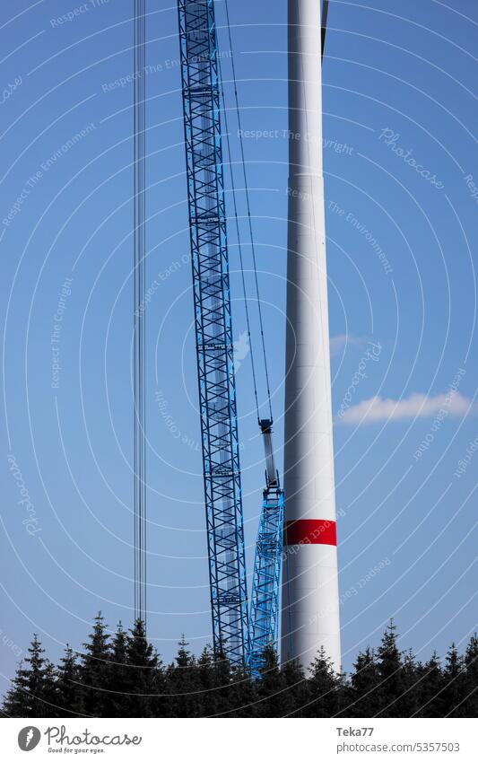 eine moderne Windturbinenbaustelle von oben im rechten Winkel moderne Windkraftanlage Baustelle Windkraftanlagenbau Kranich Montage der Windkraftanlage Windpark