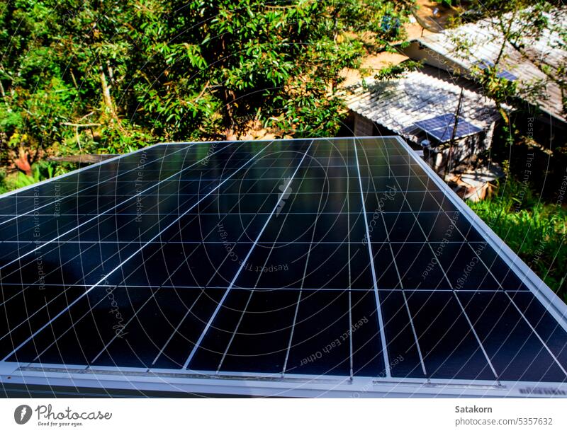 Solarmodul auf dem Dach des Hauses eines Obstbauern im Wald solar Panel alt Natur heimwärts klein Landschaft Fliesen u. Kacheln Umwelt Sonne Kraft Energie