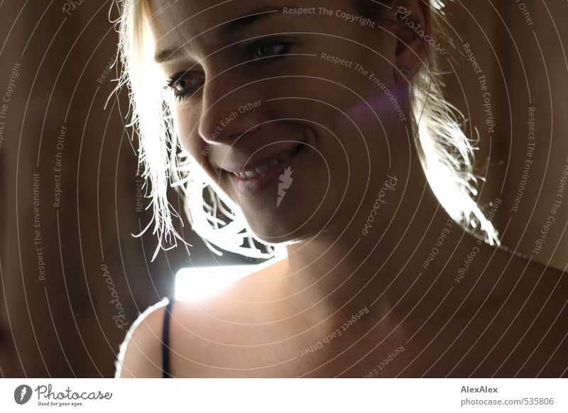 Mit Fahrrad Junge Frau Jugendliche Gesicht Auge 18-30 Jahre Erwachsene Trägerkleid blond langhaarig Scheinwerfer glänzend Lächeln lachen Blick träumen