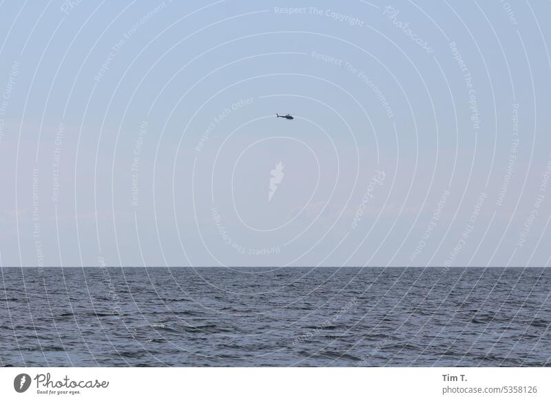 Armee Hubschrauber über der Ostsee Horizont Himmel Luftverkehr Meer Wolken fliegen Fluggerät Außenaufnahme Tag Farbfoto Menschenleer