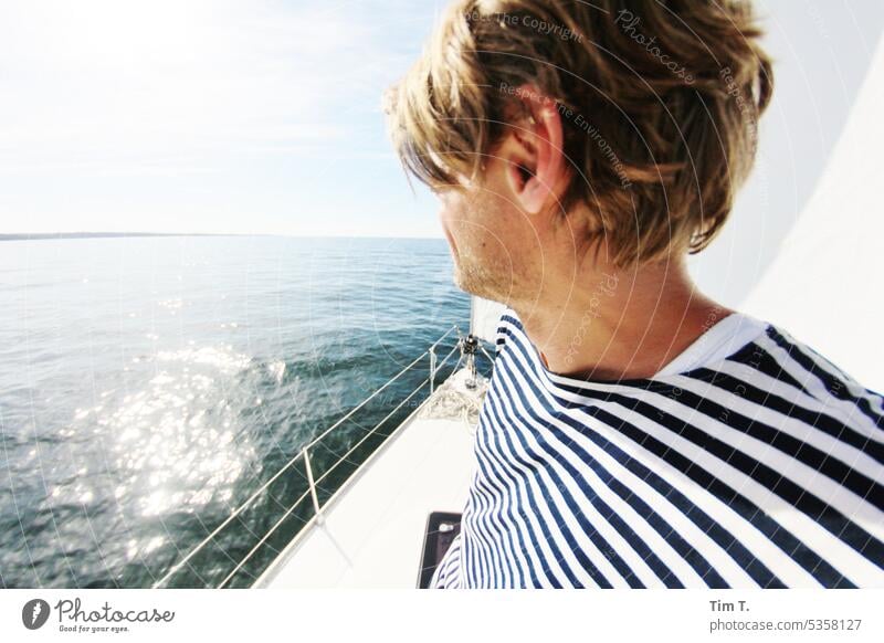 Blick nach vorn Segeln Ostsee Mann Streifenpullover Meer Wasser Segelschiff Segelboot Farbfoto Außenaufnahme Tag Himmel Schifffahrt Ferien & Urlaub & Reisen