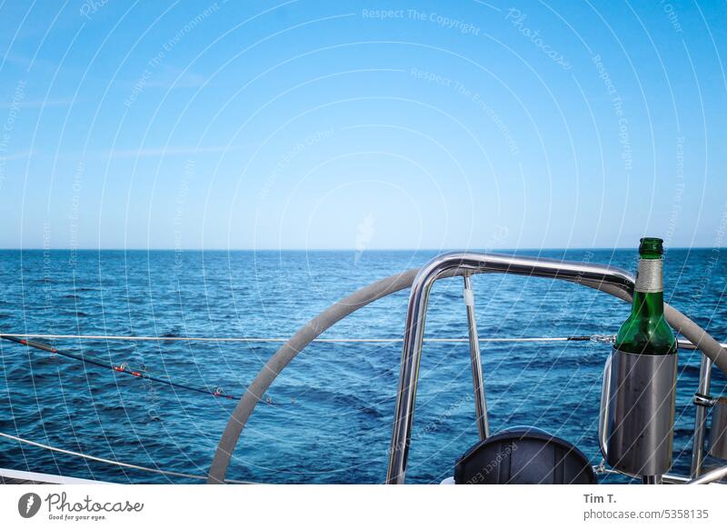 Kein Sturm ..Blauer Himmel Segeln Ostsee blau Steuerruder Ruder Bier Meer Wasser Farbfoto Segelboot Außenaufnahme Horizont Tag Ferne Ferien & Urlaub & Reisen