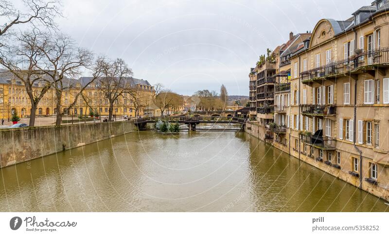 Metz in Frankreich lorraine Großstadt Mosel Fluss seille Architektur Gebäude Kultur Tradition alt historisch Brücke Straße Wand Steinwand Fassade Hausfassade