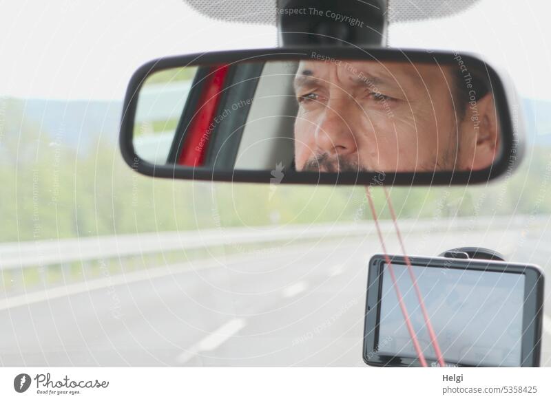 Mainfux-UT | konzentrierter Fux im Spiegel beim Autofahren Mensch Mann Autospiegel Spiegelbild Gesicht Augen Nase Ohr Bart Fahrzeug Navi unterwegs Straße Blick