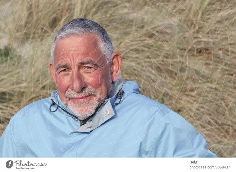 Portrait eines Senioren mit kurzen grauen Haaren und Dreitagebart in der Natur Mensch Mann Porträt männlich maskulin Männlicher Senior 60 und älter Erwachsene