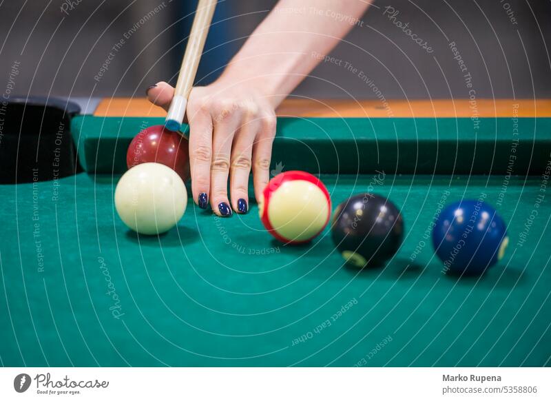 Frau spielt Billard auf einem Billardtisch Hand Ball Stichwort Kreide Tisch grün Objekt Freizeit Spiel Herausforderung Ziel Beteiligung Sport Gerät spielen