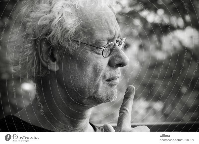 Der Nachdenker Mann Gesicht Porträt Profil weißhaarig Locken Brille nachdenklich Erinnerung erzählen Zeigefinger Mensch Kopf authentisch sw Männlicher Senior