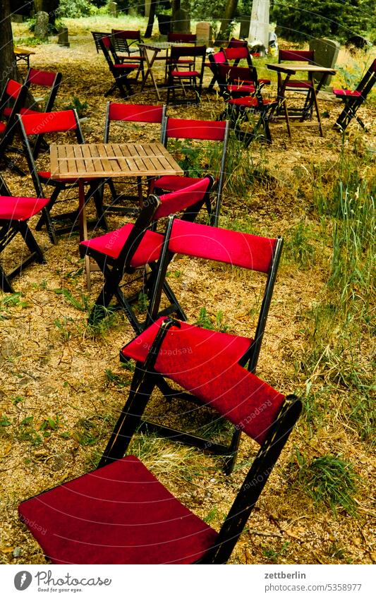 Tische und Stühle im Gartenlokal einladung feier garten gartenparty gastronomie gruppe klappstuhl klapptisch polster runde sitzplatz wald warten wiese park gras