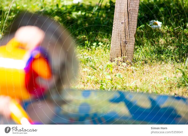 Planschbecken mit Kind in einer trockenen Wiese Erfrischung baden nass Wasserspiele Hitze Schwimmen & Baden Kindheit Blume Schatten Spaß Freude