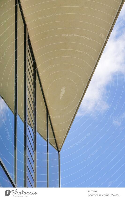 sich in einer Glasfassade spiegelnde Dachfläche vor blauem Himmel aus der Froschperspektive Spiegelung Struktur Geometrie Glasfront Strukturen & Formen