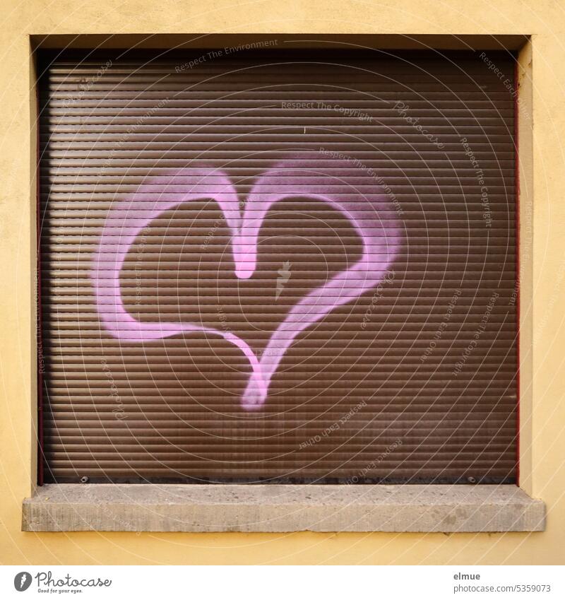 rosa Herz auf brauner Fensterjalousie Jalousie sprayen herzförmig Blog Herzensangelegenheit Herzenssache herzlich Symbole & Metaphern Liebesbekundung