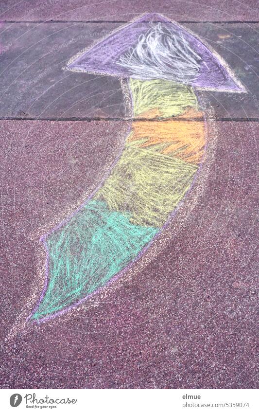 mit Kreide auf die Straße gemalter großer Pfeil, verschiedenfarbig ausgemalt Kreidezeichnung Spielstraße bunt Farbe Blog Strassenmalerei Freizeit & Hobby