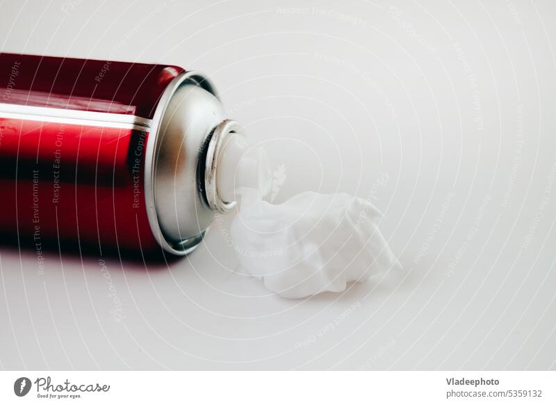 Rote Metallverpackung mit Rasierschaum auf weißem Hintergrund schäumen Rasur Rudel Verpackung Glas Flasche Pflege Körper Sauberkeit Rasieren Gel Kosmetik Lotion