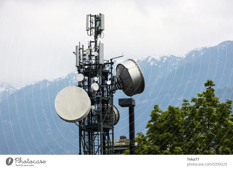 Kommunikationsantennen in einer Stadt Mitteilung Fernsehen Radio Funkkommunikation Satellitendaten Satelitenantenne Pylon Berge