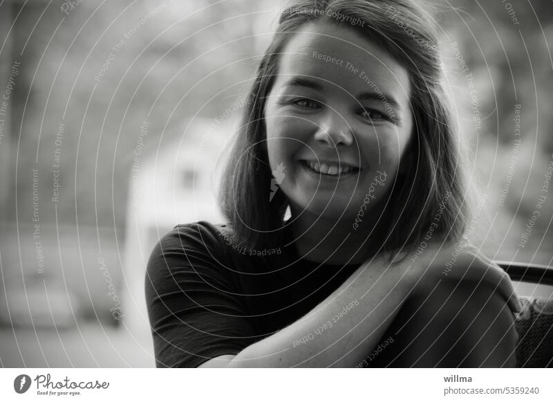 Körpersprache - Porträt einer freundlich lächelnden jungen Frau, deren Hand auf der Schulter liegt Gesicht hübsch Freundlichkeit lieb JUGEND Junges Mädchen