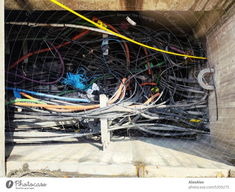 offener Kabeltunnel unterm Gehweg mit vielen schwarzen und bunten Kabeln - Chaos Strom Energie Tunnel Elektrizität Versorgung Gewirr Kabelgewirr