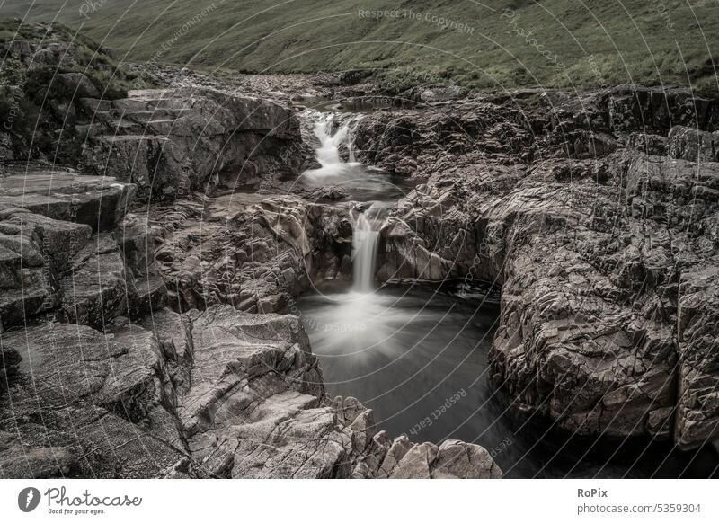 Wasserfall im river Etive. Tal Fluss scotland Stromschnellen Bach bridge valley Landschaft landscape England Schottland wandern hiking Erholung highland stille