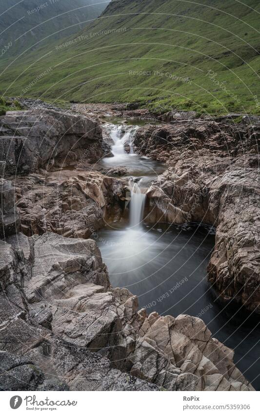 Wasserfälle im Glen Etive. Tal Fluss Wasserfall Stromschnellen skye river Bach valley Landschaft landscape scotland England Schottland wandern hiking Erholung