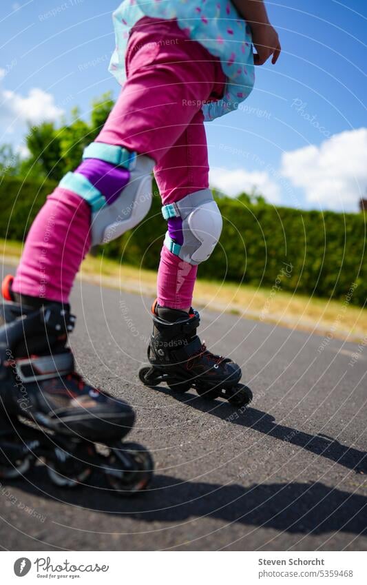 Inlineskating auf der Straße Inline Skating Inline skates Sport Außenaufnahme Freizeit & Hobby Freude Mensch Farbfoto fahren sportlich Tag Bewegung Kind