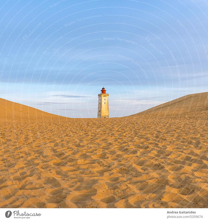 Der Leuchtturm Rubjerg Knude mittig zwischen zwei Dünenhügeln, leicht bewölkter Himmel, 1:1, quadratisch sanddüne Sand Wanderdüne Rubjerg Knude Wanderdünen