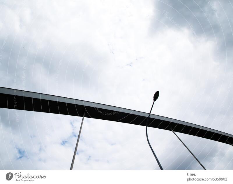 grau in grau | Brückenträger mit Lampe Himmel Wetter Wolken Eisen Architektur Bauwerk Konstruktion Stahlkonstruktion windig Straßenlaterne Schwung geschwungen