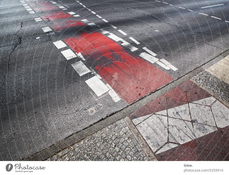 Froschperspektive: unangenehm Straße Überweg Fahrradweg Bordstein Asphalt Pflasterung rot Markierung Streifen Linien dreckig abgefahren Bremsspuren urban