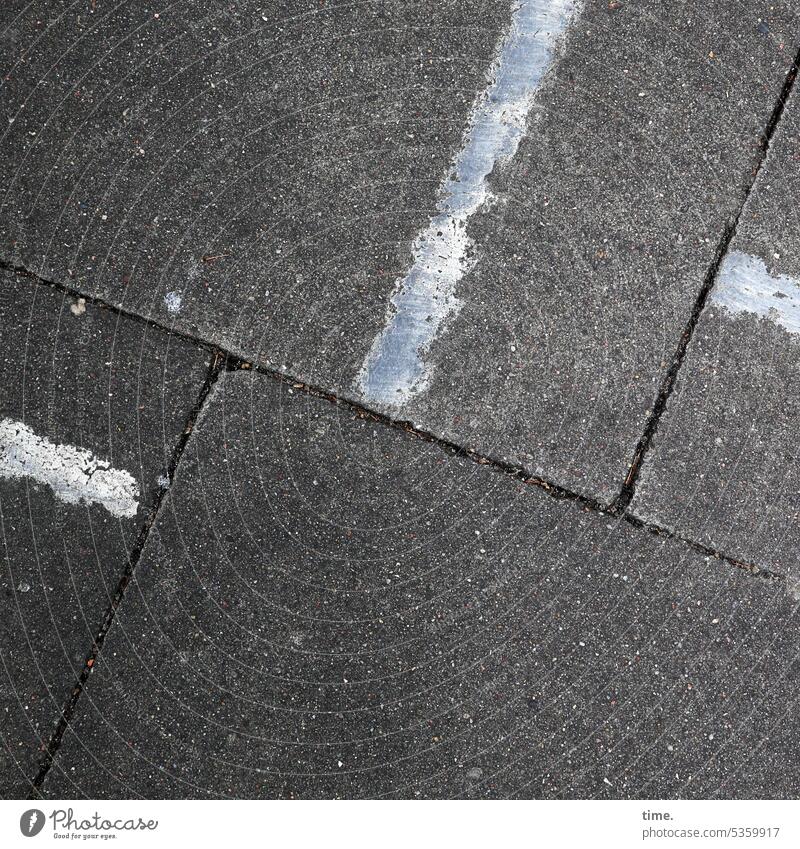 grau in grau | Waschbetonplatten mit Marktstandmarkierungen Betonplatten Linien Streifen Gehweg urban Straße Winkel Markierung Orientierung Vogelperspektive