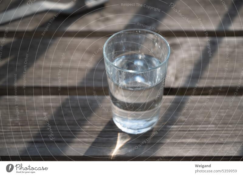 Wasserglas im Sommer auf Balkon Glas Durst trinken klarheit h20 Wasserknappheit Pause Fasten Fastenzeit pur