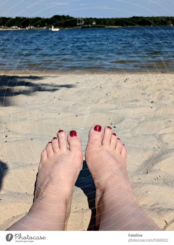 Die Beine so weiß wie der Sand am Strand, der Nagellack so rot wie Blut und das Wasser des See's so blau wie... naja, blau eben. Füße Fuß Zehen Zehennagel