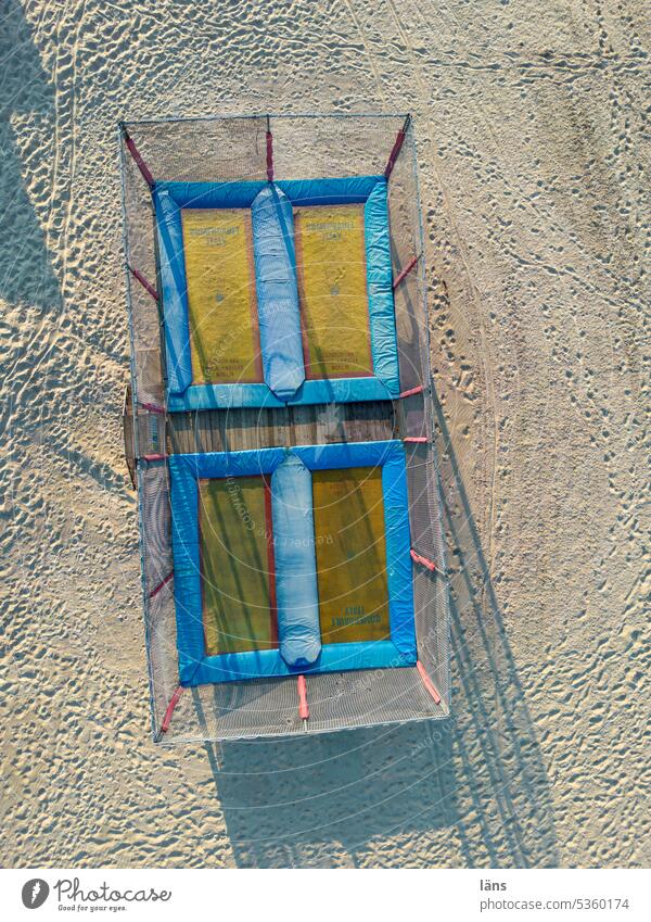 Trampolin am Strand Vogelperspektive Außenaufnahme Schatten werfen Menschenleer Farbfoto Sonnenlicht Küste Ferien & Urlaub & Reisen Sommerurlaub Sand Tourismus