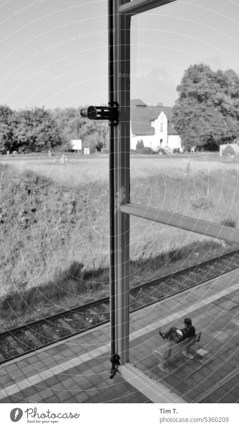 Blick von oben auf einen Bahnsteig Bahnhof Mecklenburg-Vorpommern mecklenburg mecklenburg-vorpommern Fenster s/w Sommer Dorf
